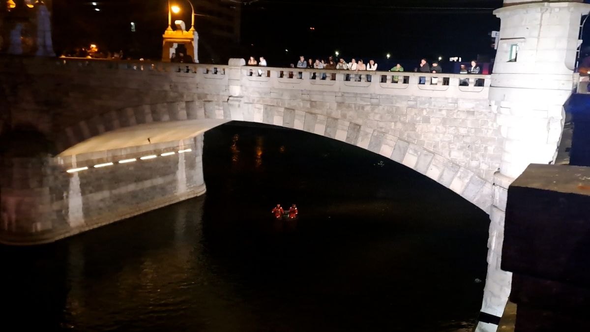 Záchranná akce v centru Plzně: Potápěči hledali několik hodin v řece Radbuze člověka